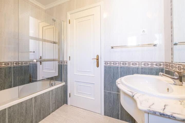 Maria - Complex With Tennis Court And Restaurant,pool * Albufeira